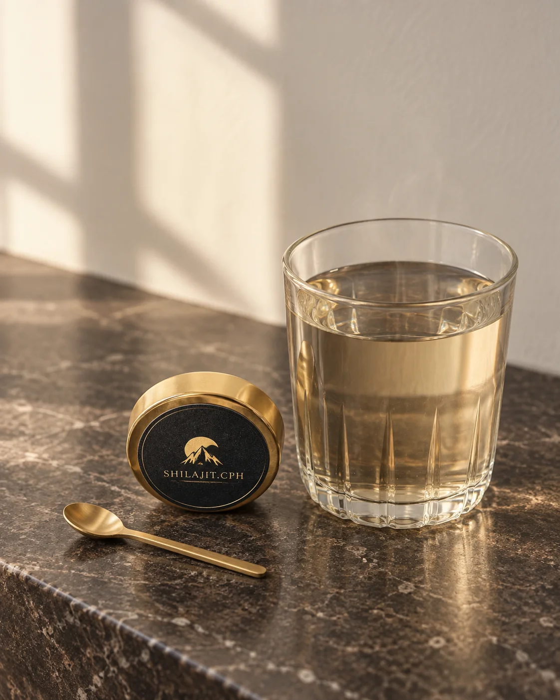 SHILAJIT.CPH som del af en daglig rutine med glas varmt vand og lille guldske